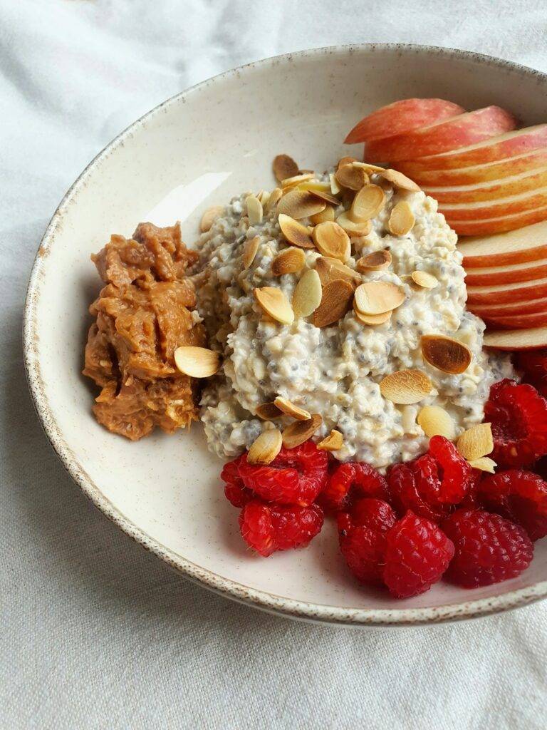 Oatmeal with fruit and nuts as an energy-dense fortified meal