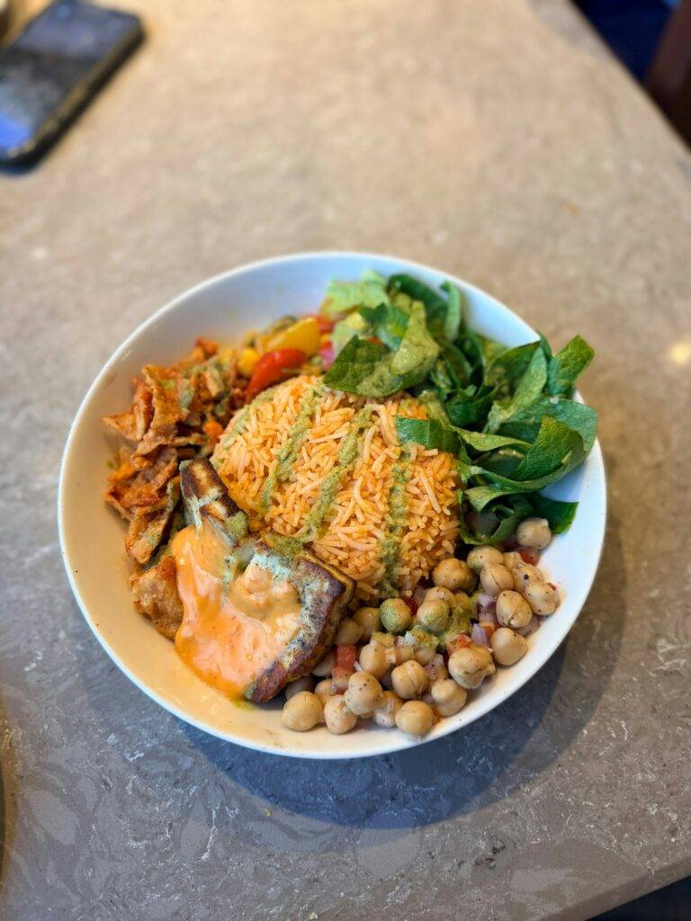Colourful rice and chickpea bowl with salad for a high-fibre lunch