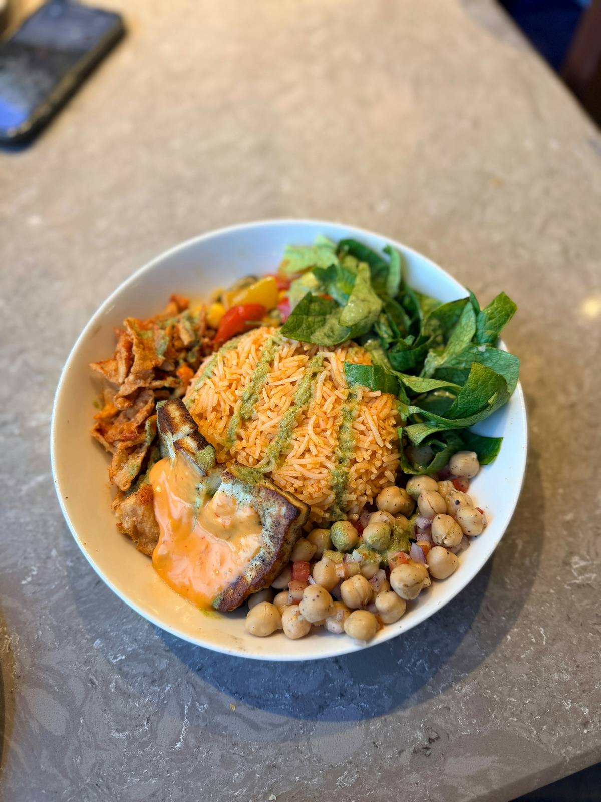 Colourful rice and chickpea bowl with salad for a high-fibre lunch