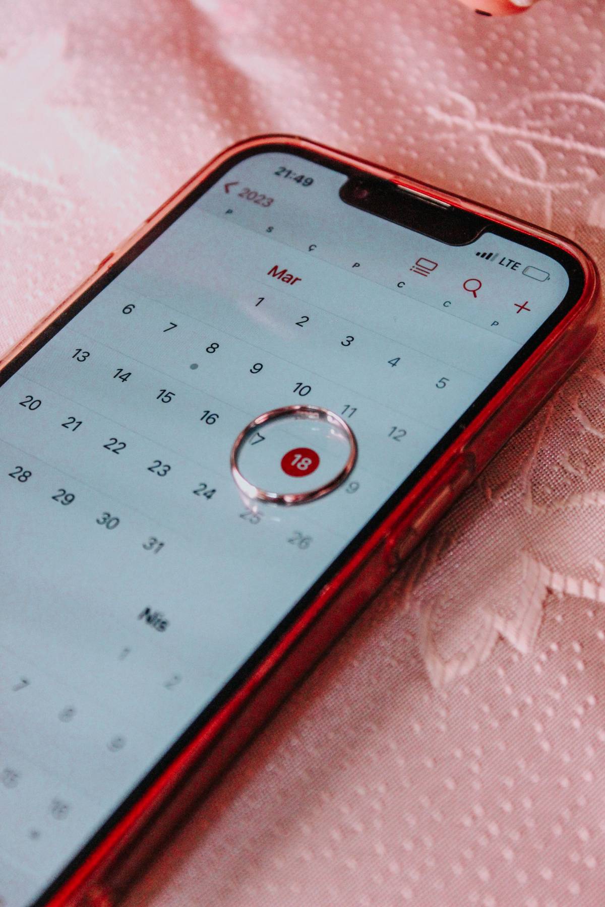 Smartphone showing a calendar with an important appointment date