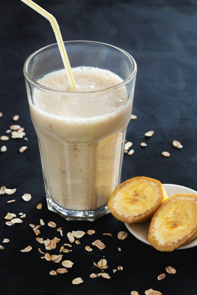 Banana and oat smoothie for nourishing weight gain drinks