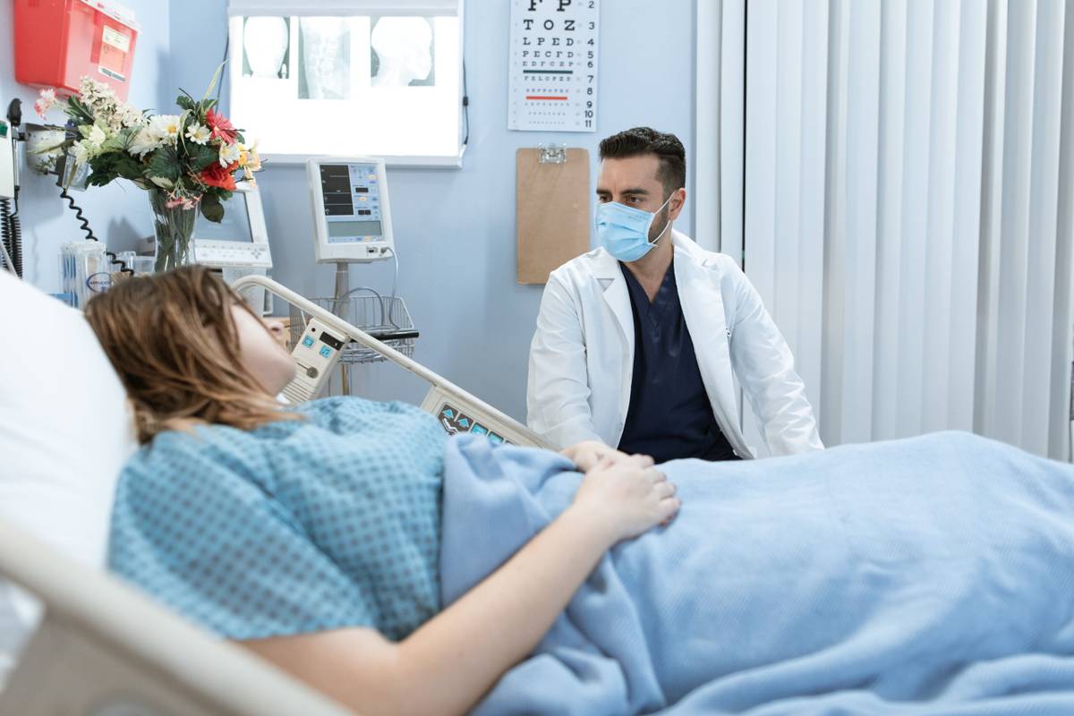 Doctor speaking with a hospital patient during respiratory illness care